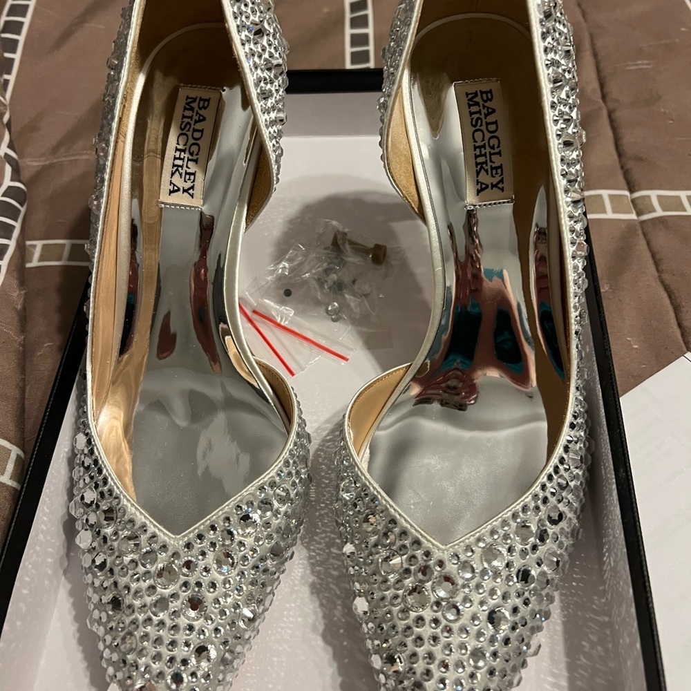 Badgley Mischka Daisy III White Size 9 NEVER WORN